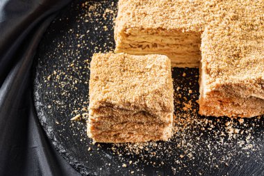 Ballı ve fındıklı geleneksel Noel pastası