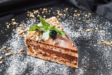 Siyah arka planda kremalı pasta