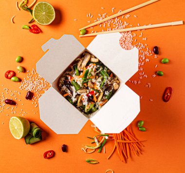 Karides ve sebzeli Wok.