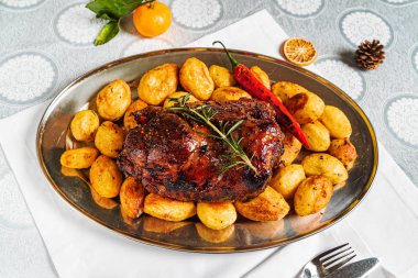 Yeni yıl masasında farklı yemekler ve içecekler var.