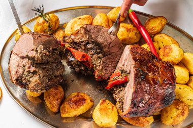 Yeni yıl masasında farklı yemekler ve içecekler var.