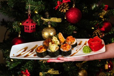 Noel suşisi beyaz tabakta.