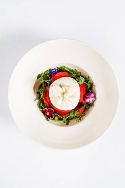 Beyaz arkaplanda caprese salatası