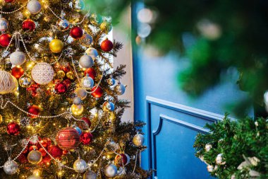 Topları olan güzel Noel ağacı