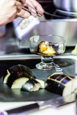 Şef, iş yerinde yakın çekim