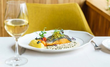 İtalyan restoranında akşam yemeği.