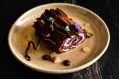 Yenebilir çiçekli Noel Günlüğü Keki