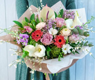 kadın elinde güzel buket 