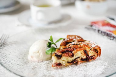 Naneli ve dondurmalı erikli kek.