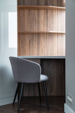 Boş bir kangurunun köşesindeki sandalye.