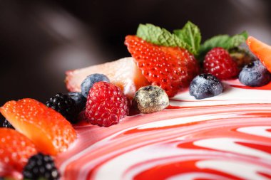 Taze böğürtlenli mus keki 