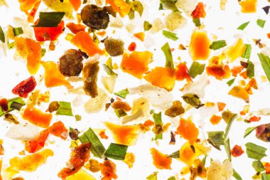 Beyaz üzerine baharat karışımı.