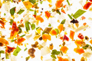 Beyaz üzerine baharat karışımı.