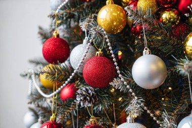 Topları olan güzel Noel ağacı