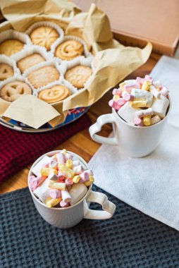 Noel masasında marşmelovlu kakao.