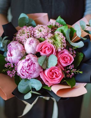 kadın elinde güzel buket 