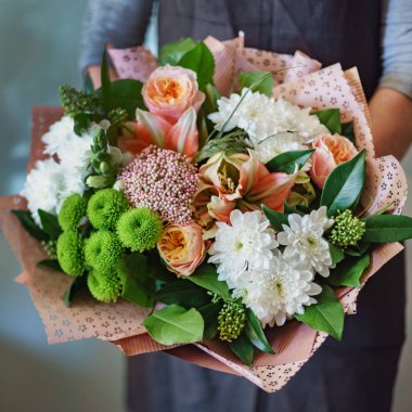 kadın elinde güzel buket 