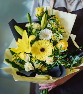 kadın elinde güzel buket 