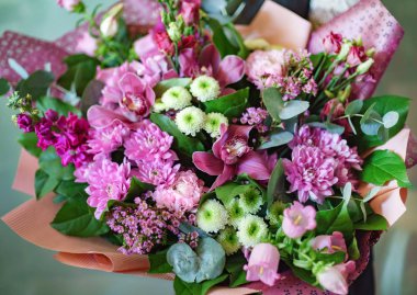 kadın elinde güzel buket 