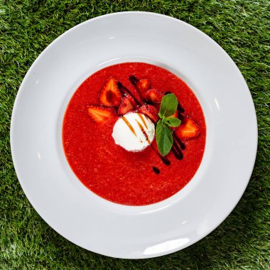 Dondurmalı çilek çorbası.