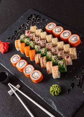 Siyah arka planda suşi.