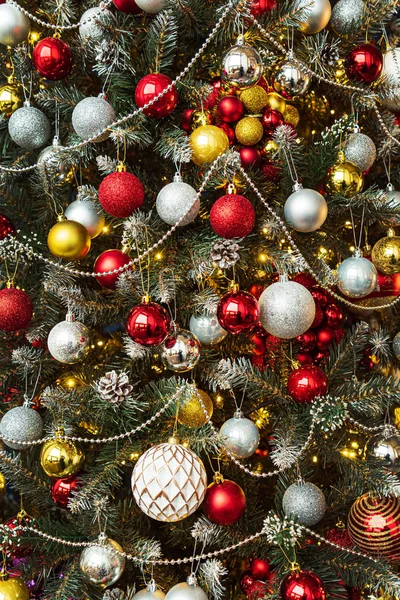 Weihnachtsbaum Mit Roten Und Goldenen Kugeln — Stockfoto