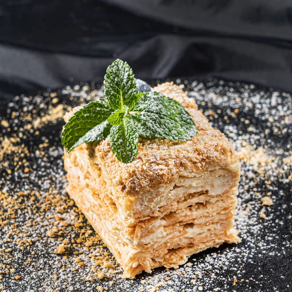 Tårta Med Grädde Den Svarta Bakgrunden — Stockfoto