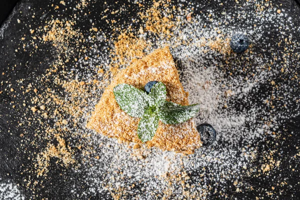 Siyah Arka Planda Kremalı Pasta — Stok fotoğraf