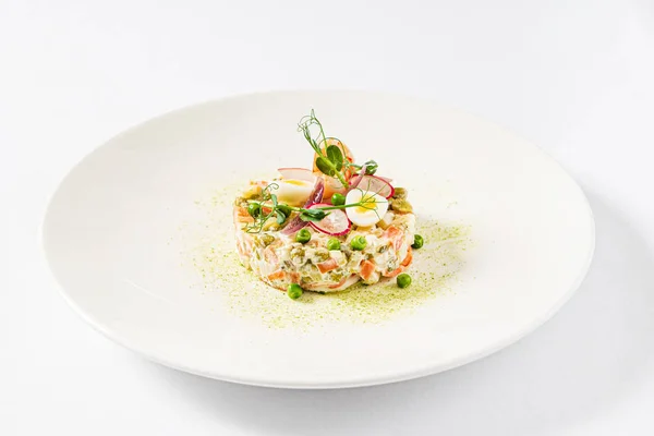 Salade Russe Oliver Sur Fond Blanc — Photo