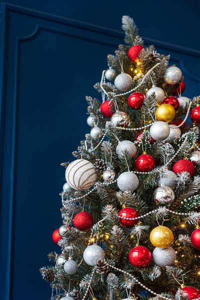 Bellissimo Albero Natale Con Palle — Foto Stock