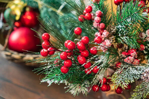 Schöner Weihnachtsstrauß Mit Roten Beeren — Stockfoto