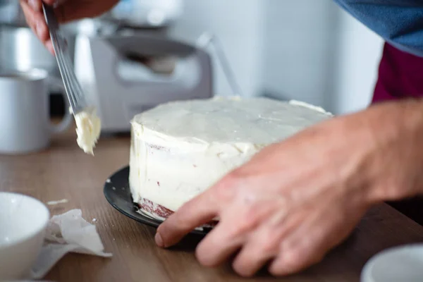 Chef Haciendo Pastel Terciopelo Rojo —  Fotos de Stock