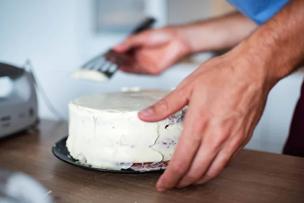 Chef Kok Maken Van Cake Van Het Fluweel Rood — Stockfoto