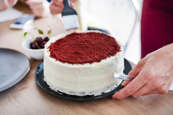 Chef Haciendo Pastel Terciopelo Rojo —  Fotos de Stock