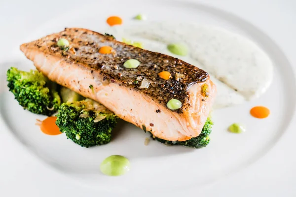 Salmone Arrosto Con Verdure Salsa — Foto Stock