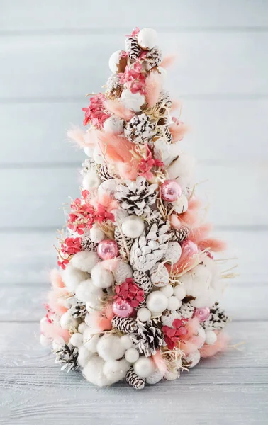 Creativo Árbol Navidad Con Conos Blancos — Foto de Stock