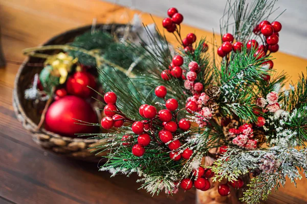 Pěkný Vánoční Bouqeut Červenými Bobulemi — Stock fotografie