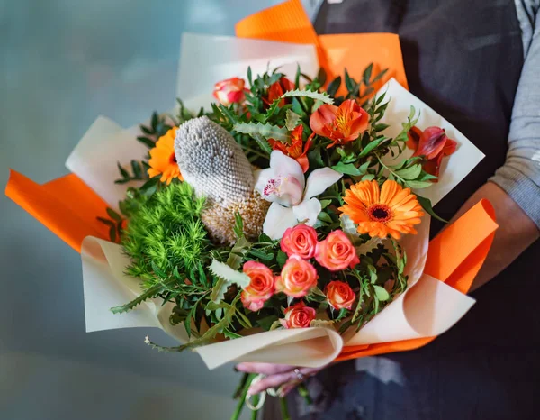 Bouquet Agradável Nas Mãos Mulher — Fotografia de Stock