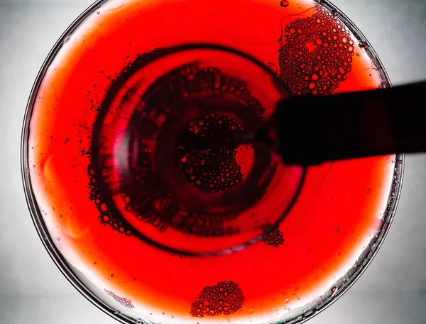 Vinho Tinto Derramando Decantador — Fotografia de Stock