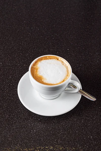 Siyah arkaplanda kapuçino