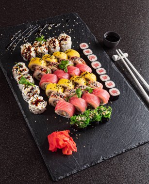 Siyah arka planda suşi.