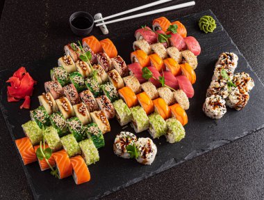 Siyah arka planda suşi.