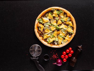 siyah arka planda lezzetli pizza, üst görünümü