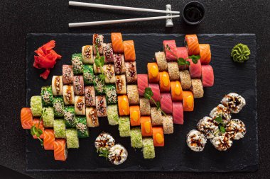 Siyah arka planda suşi.