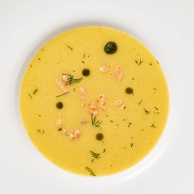 Kremalı çorba ve otlar, üst manzara.