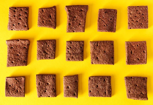 Galletas Trigo Sarraceno Cacao Sobre Fondo Amarillo —  Fotos de Stock