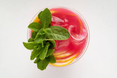 Beyaz arka planda yaz limonatası