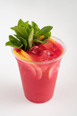 Beyaz arka planda yaz limonatası