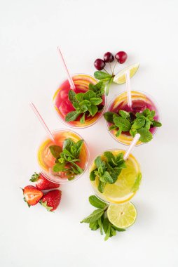 Beyaz arka planda yaz limonataları