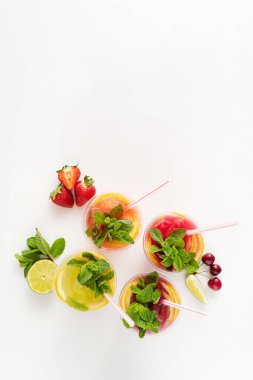 Beyaz arka planda yaz limonataları